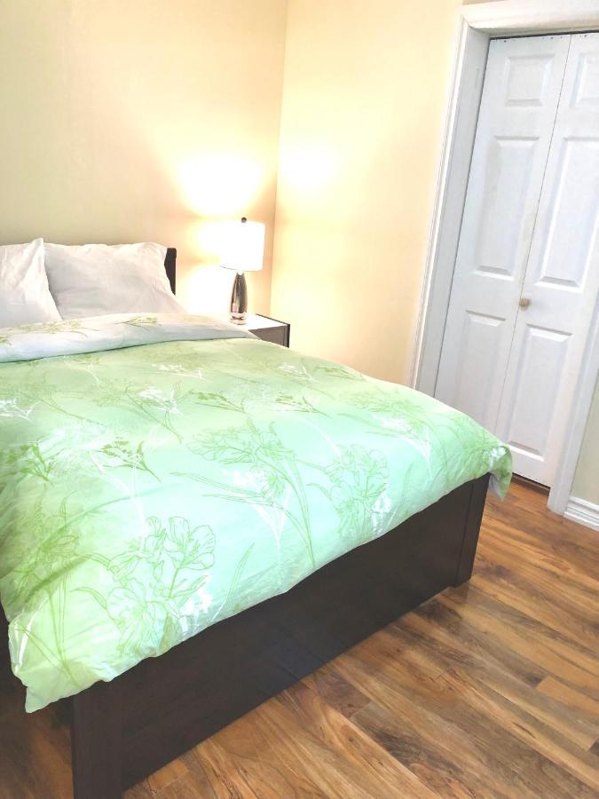 Cozy & Convenient 2-Bedroom Apartment With Private Entrance Toronto Exterior foto